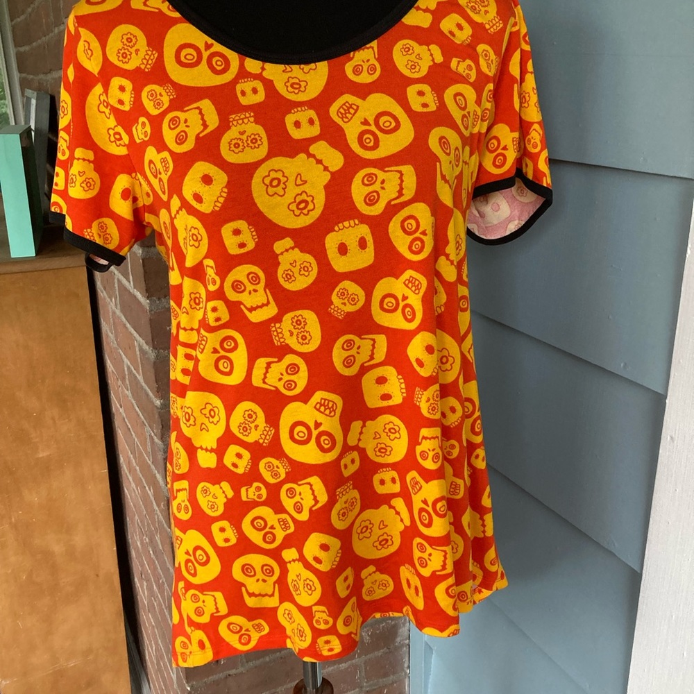 LuLaRoe medium Classic T  tshirt sugar skull